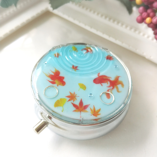 金魚が泳ぐ池のピルケース レジン 金魚 秋 紅葉 その他ケース しっぽ