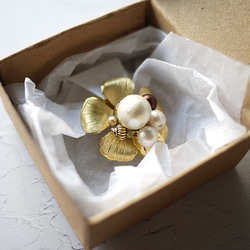 【BOX付き】真鍮花とコットンパールのミニ寄せブローチ 1枚目の画像