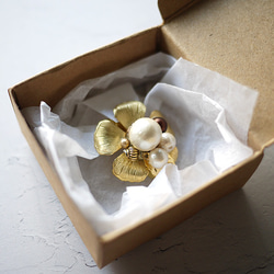 【BOX付き】真鍮花とコットンパールのミニ寄せブローチ 5枚目の画像