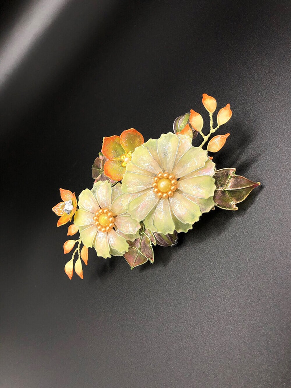 パールイエローのマーガレットと小花の上品なクリップ　アメリカンフラワー 4枚目の画像