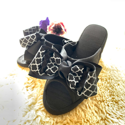 ボリュームのある可愛いエアリアルリボンのヒールスリッパ 【ビジュー