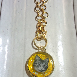 レジン猫さんキーホルダー♡かわいい肉球が付いたキーホルダー