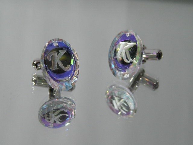 スワロフスキー　《カフス　イニシャル》　クリアオーロラ　選べるフォントタイプ