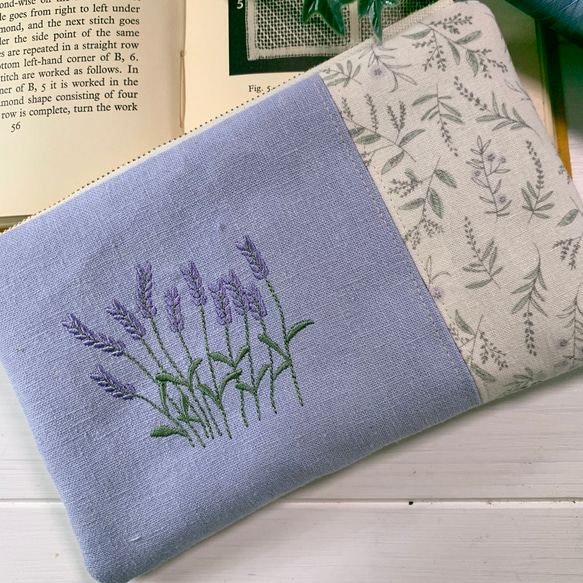 丸洗いできる予備マスクポーチ　ハーフリネン（通帳、ペンも入るサイズ）ラベンダー刺繍 人気・おすすめ｜省スペース設計・旅行向けにおすすめ 公式 プライバシー配送 当日出荷対応商品