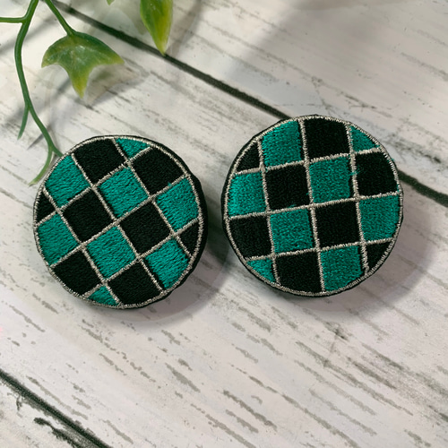 市松模様 刺繍ブローチ 40ミリ ブローチ Le chat en argent 銀猫 通販
