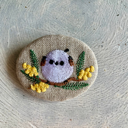 刺繡ブローチ　シマエナガとミモザ 1枚目の画像