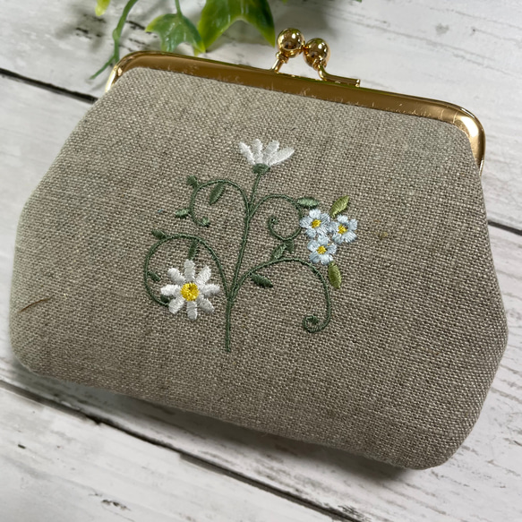 （両面刺繍）刺繡がまぐち　マーガレット　二つ折の札が入る　がま口薄型　カードポケットx2個付　リネン　 2枚目の画像