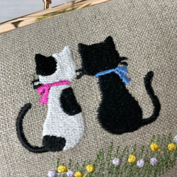 【両面刺繍】ブチとクロ並んで仲良し　二つ折の札が入る　がま口薄型　カードポケットx2個付　リネン 3枚目の画像