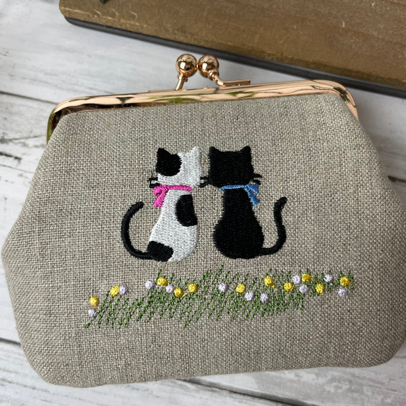 【両面刺繍】ブチとクロ並んで仲良し　二つ折の札が入る　がま口薄型　カードポケットx2個付　リネン 4枚目の画像