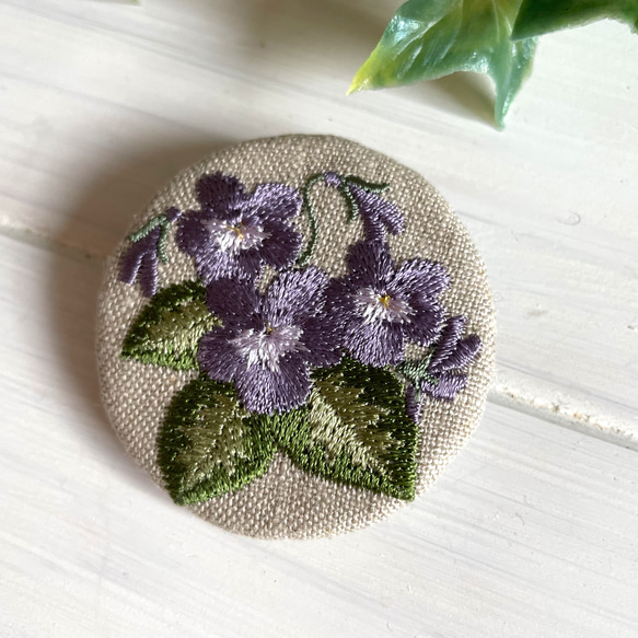 すみれ 刺繍のブローチ 50ミリ丸 リネン ブローチ Le chat en