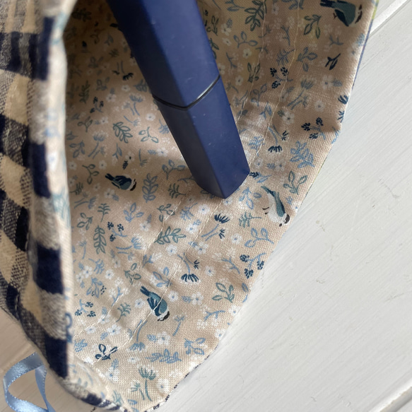 丸洗いできる　シマエナガ刺繍とプリント生地を合わせた巾着ポーチ 3枚目の画像