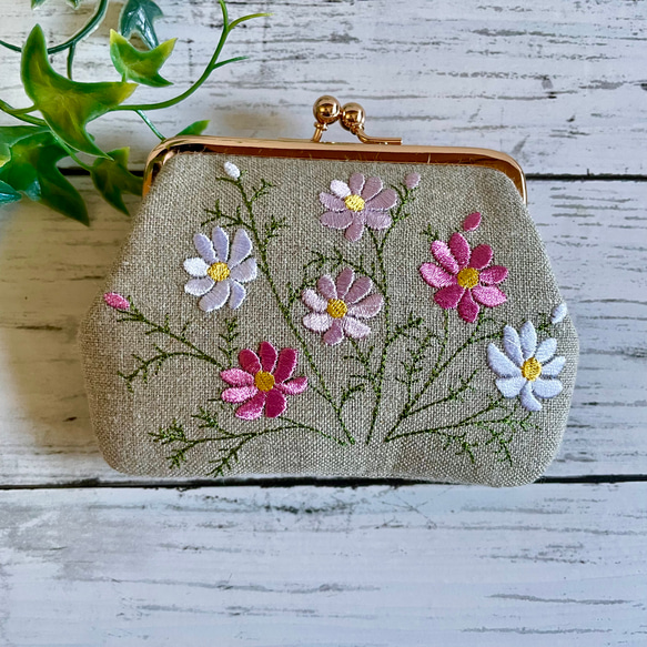 銀座WAKOの花束刺繍の緑色がま口 新色追加！（両面刺繍）コスモス 二つ折の札が入る がま口薄型 カード