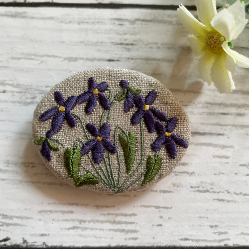 ネモフィラ くるみボタン ブローチ 羊毛フェルト ビーズ 刺繍