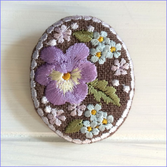刺繡ブローチ　リネン　パンジーと小花（薄紫） 1枚目の画像