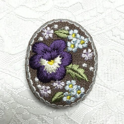 刺繡ブローチ　リネン　パンジーと小花（濃い紫） 1枚目の画像