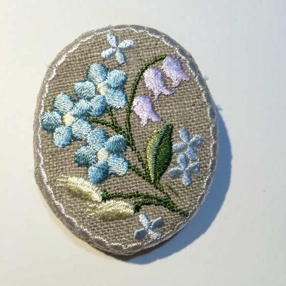 刺繡ブローチ　カロチャ風  淡ブルー 1枚目の画像