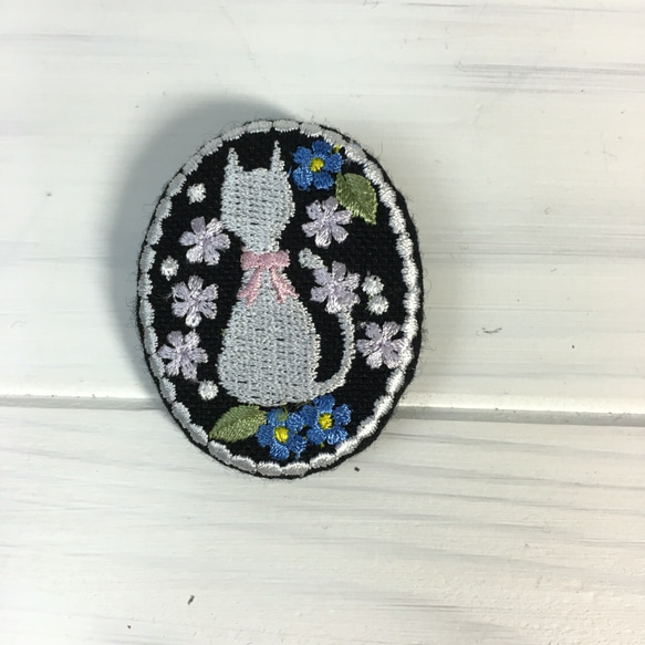 刺繡ブローチ　リネン　白い猫とお花 1枚目の画像