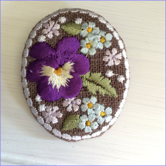 iさまご注文　刺繡ブローチ　リネン　パンジーと小花（濃い紫） 1枚目の画像