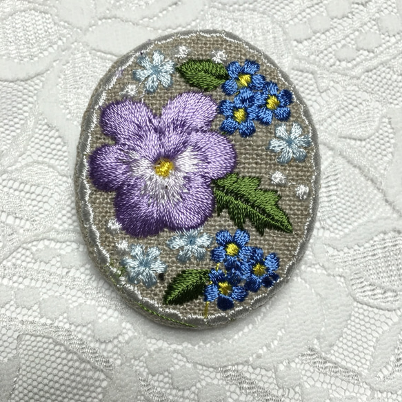 刺繡ブローチ　リネン　パンジーと小花　薄紫 1枚目の画像