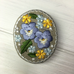 刺繡ブローチ　リネン　パンジー2輪と小花　青紫 1枚目の画像