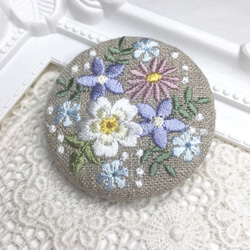 リネン　花いっぱいの刺繍のブローチ丸A 1枚目の画像