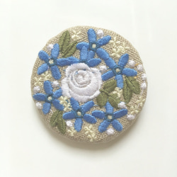 リネン　ブルースターと白バラの刺繍のブローチ丸  キュプラ　青 1枚目の画像