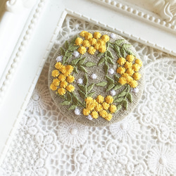 リネン　黄色い実のリース　刺繍のブローチ　丸　50ミリ 1枚目の画像