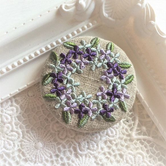 リネン  　青と紫のお花のリース　刺繍ブローチ　　 1枚目の画像