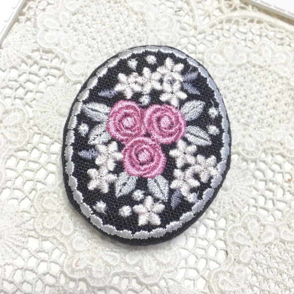 濃紺リネン　刺繡ブローチ　楕円　ミニバラのブーケ  グレー×ピンク 1枚目の画像