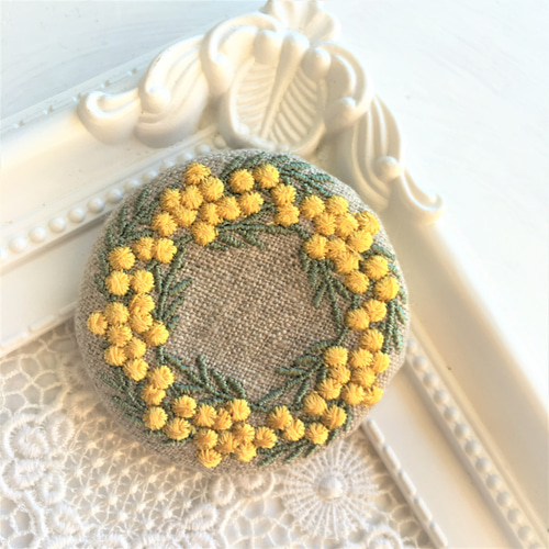 リネン 刺繍ブローチ ミモザリース 丸直径50ﾐﾘ ブローチ Le chat en