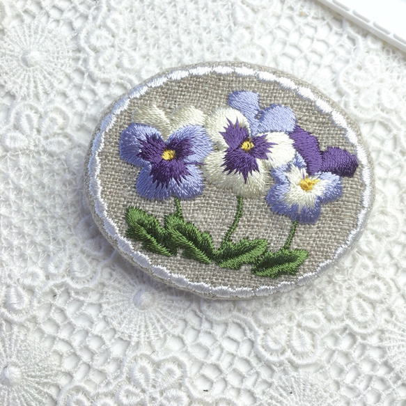 リネン　刺繡ブローチ　並んで咲くビオラ 1枚目の画像