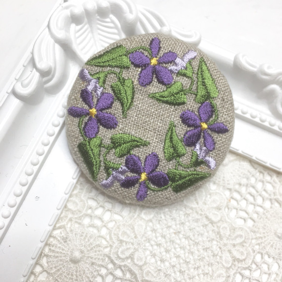 リネン 刺繍ブローチ すみれのリース 丸50ﾐﾘ ブローチ Le chat en