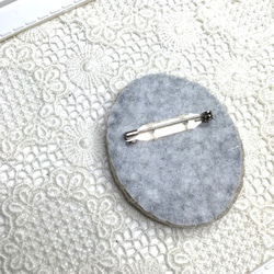リネン  ミニバラのブーケ　刺繍ブローチ　淡ローズ　楕円 2枚目の画像