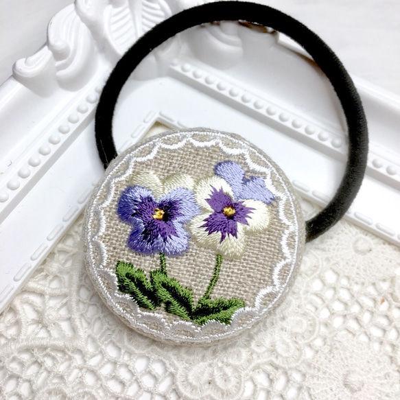 リネン 刺繍ヘアゴム　ビオラ  40ミリ丸 1枚目の画像