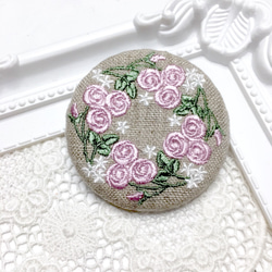 リネン　バラのリース　刺繍ブローチ　ピンク  丸50ﾐﾘ 1枚目の画像