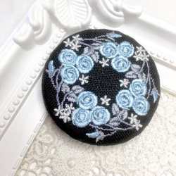 黒リネン　バラのリース　刺繍ブローチ　淡ブルー  丸50ﾐﾘ 1枚目の画像