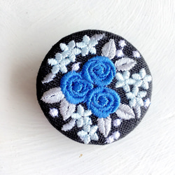 リネン ミニバラのブーケ 刺繍ブローチ 青 40ミリ ブローチ Le chat en
