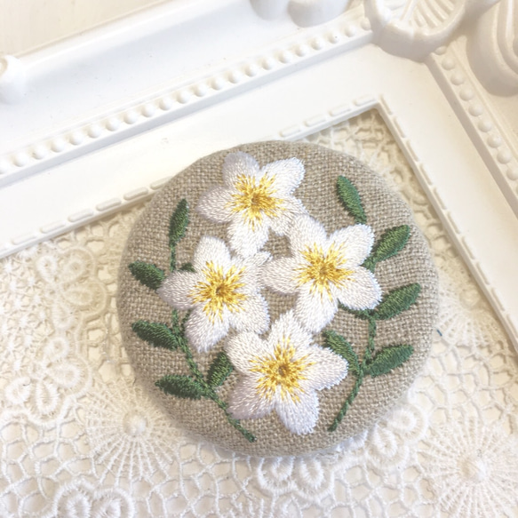 刺繡ブローチ　プルメリア　５０ミリ丸　リネン 2枚目の画像