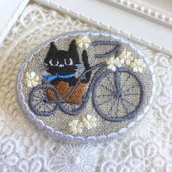 自転車に乗るくろねこちゃん　刺繡ブローチ　　楕円横型　 2枚目の画像