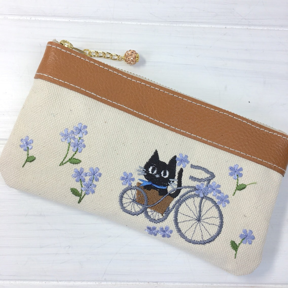 ペンケース　自転車に乗るくろねこちゃん　帆布+革 1枚目の画像