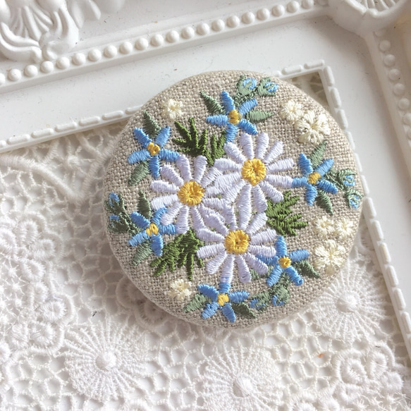 マーガレットとブルースターのブーケ 刺繍のブローチ 50ミリ丸