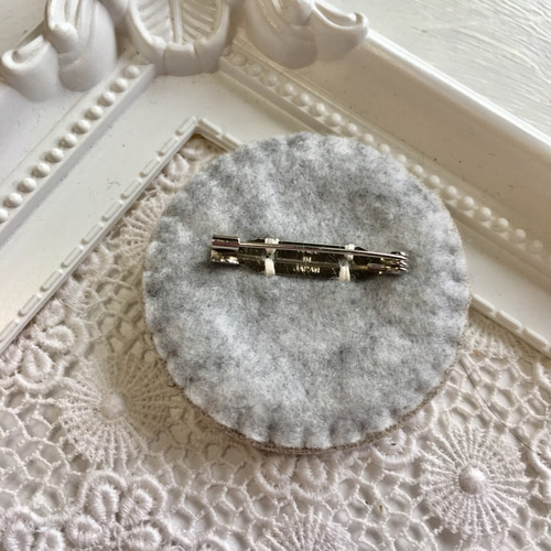 マーガレットとブルースターのブーケ 刺繍のブローチ 50ミリ丸リネン