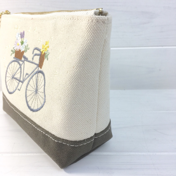 ８号帆布ポーチ　大き目　花かご自転車　刺繍 2枚目の画像