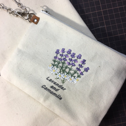 セット　１１号帆布　刺繍トートバッグとポーチ　ラベンダーとカモミール 2枚目の画像