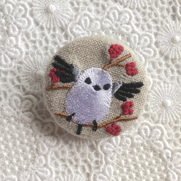 【オーダー】シマエナガと赤い実 刺繍ブローチ シマエナガと赤い木の実刺繍ブローチ【受注制作】 - choco