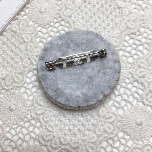【オーダー】シマエナガと赤い実 刺繍ブローチ シマエナガと赤い実 ブローチ | Atelier Tone Online Shop