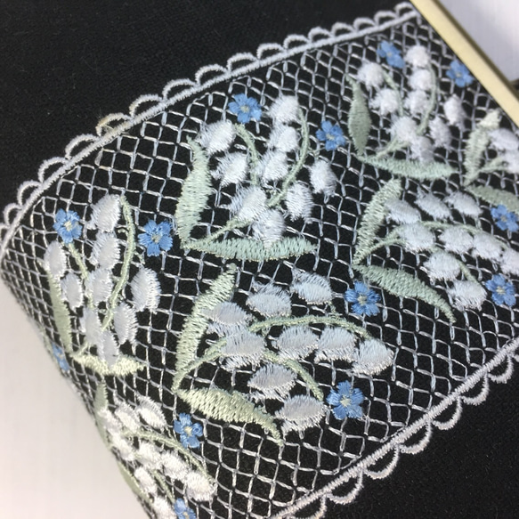 刺繡がまぐち　レース風刺繍　すずらん　黒リネン 5枚目の画像