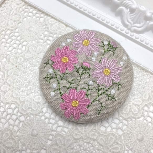 リネン　刺繍ブローチ　秋桜　丸50ﾐﾘ 1枚目の画像