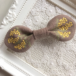 ミモザ刺繡　リボン型バレッタ　茶系リネン 1枚目の画像