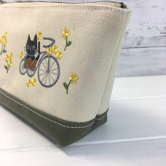 ８号帆布ポーチ　大き目　自転車に乗るくろねこちゃん　刺繍 3枚目の画像